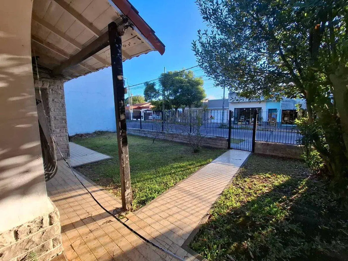 CASA EN VENTA CON JARDIN Y COCHERA - BERAZATEGUI 2
