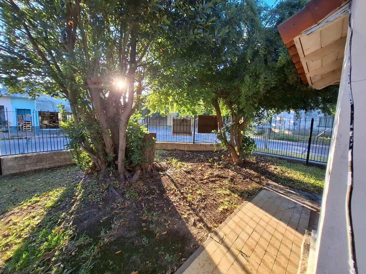 CASA EN VENTA CON JARDIN Y COCHERA - BERAZATEGUI 4