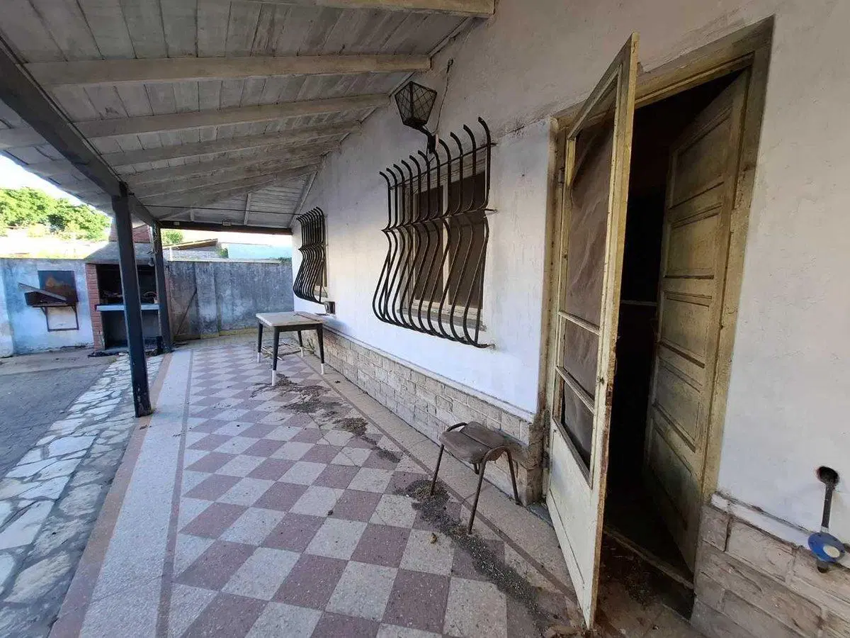 CASA EN VENTA CON JARDIN Y COCHERA - BERAZATEGUI 5