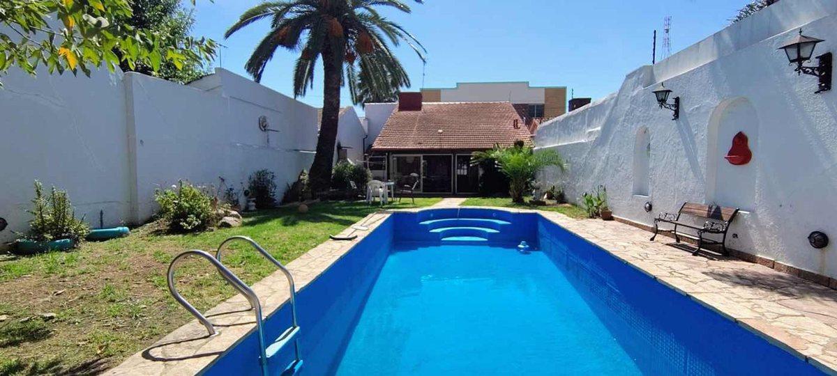 CASA 3 AMB COCH. PARRILLA Y PILETA SAN JUSTO