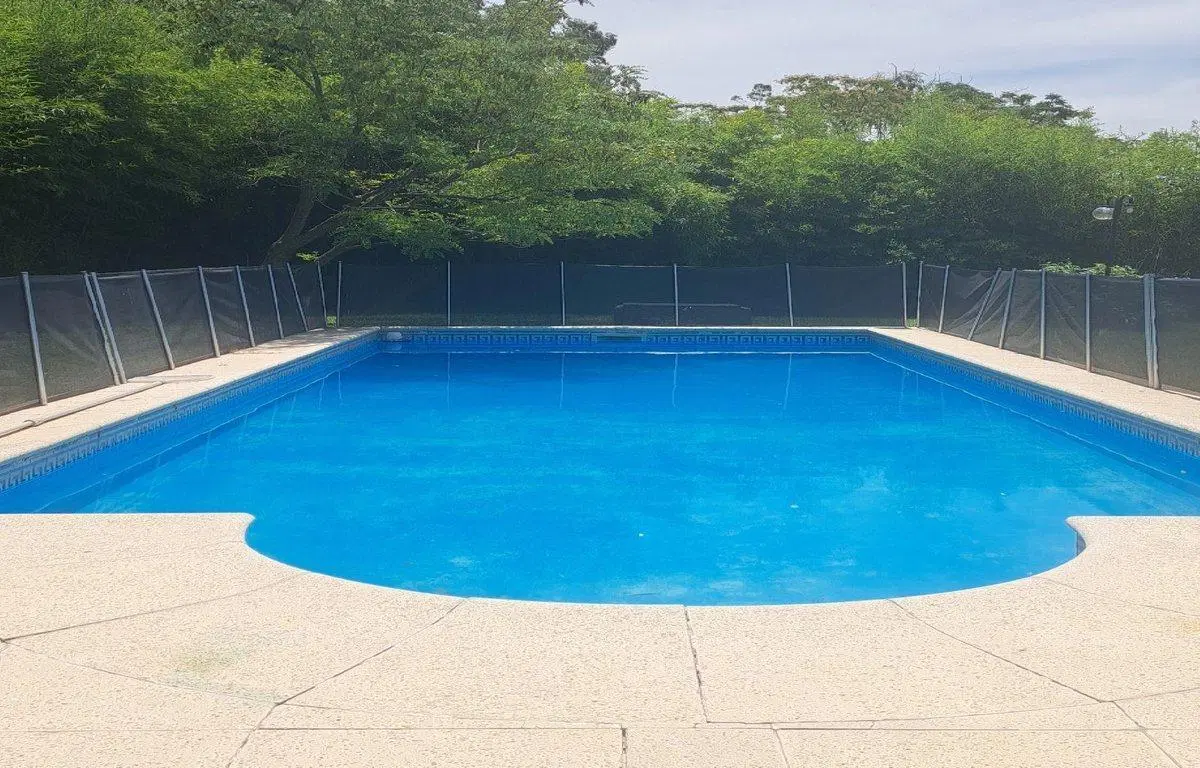 VENTA -HERMOSA CASA CON PARRILLA, PILETA Y JARDIN 4