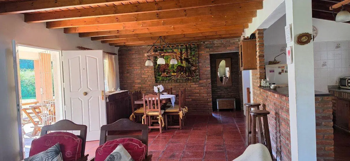 VENTA -HERMOSA CASA CON PARRILLA, PILETA Y JARDIN 5