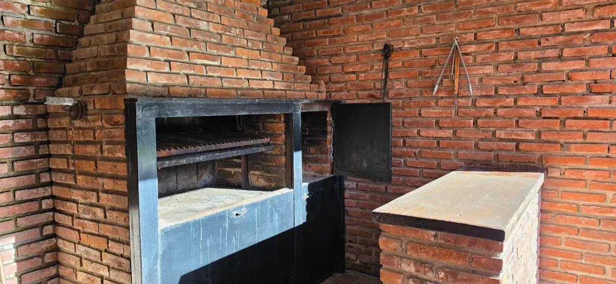 VENTA -HERMOSA CASA CON PARRILLA, PILETA Y JARDIN 3