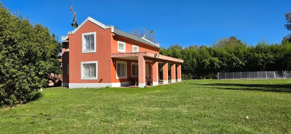 VENTA -HERMOSA CASA CON PARRILLA, PILETA Y JARDIN 2