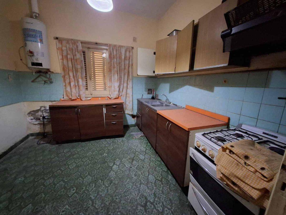 Foto de CASA EN VENTA CON JARDIN Y COCHERA - BERAZATEGUI, imagen 5