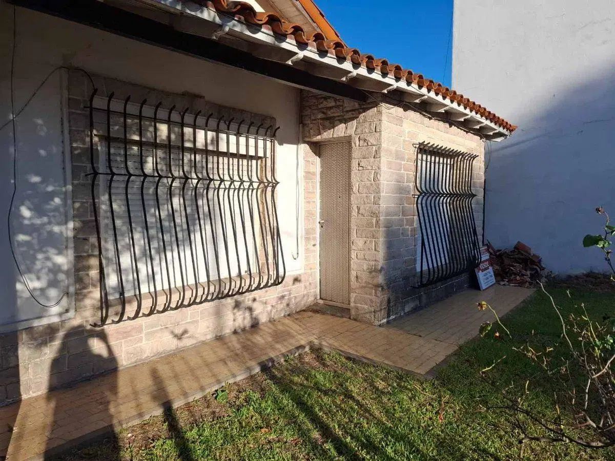 CASA EN VENTA CON JARDIN Y COCHERA - BERAZATEGUI 4