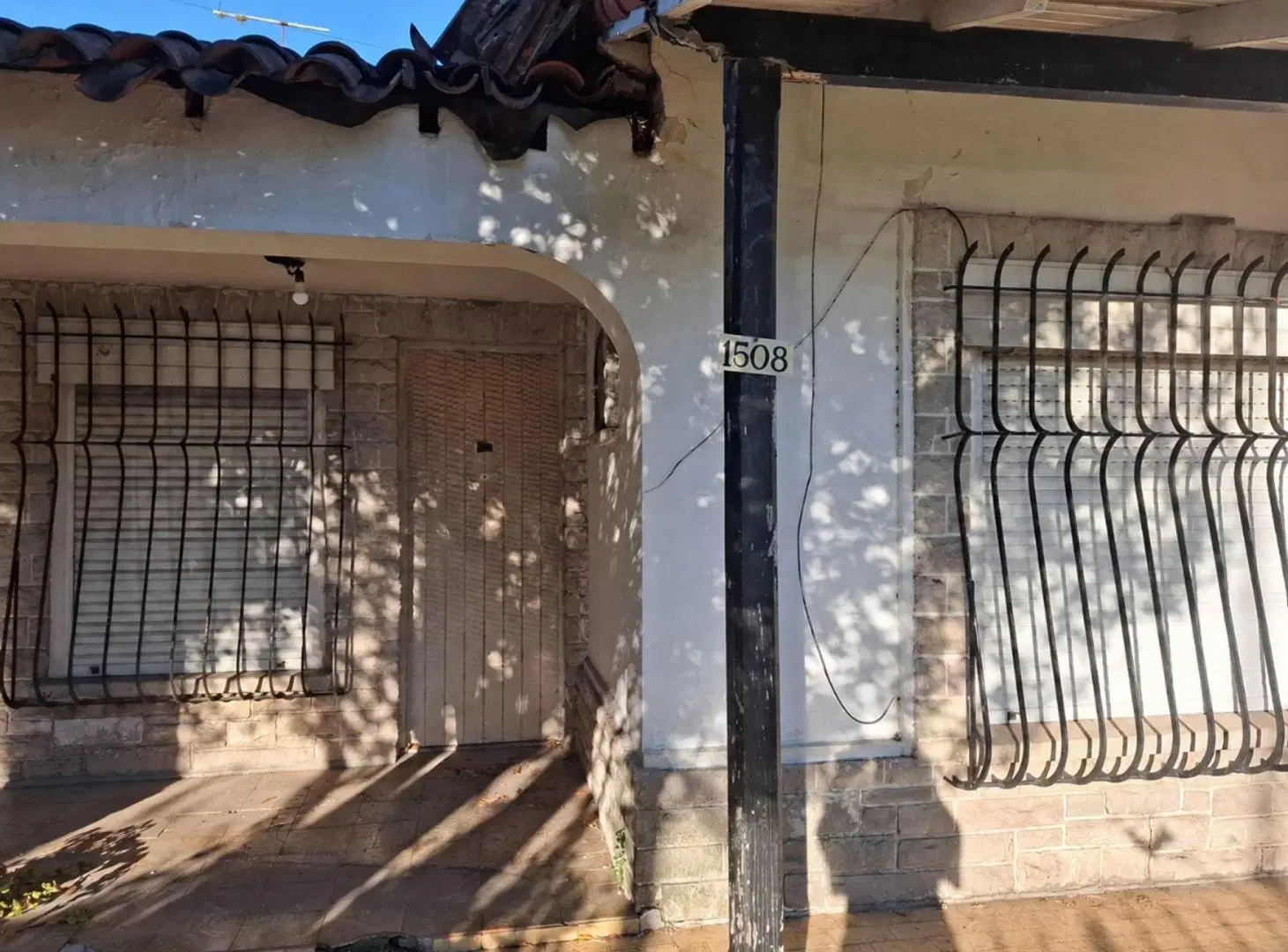 CASA EN VENTA CON JARDIN Y COCHERA - BERAZATEGUI 2