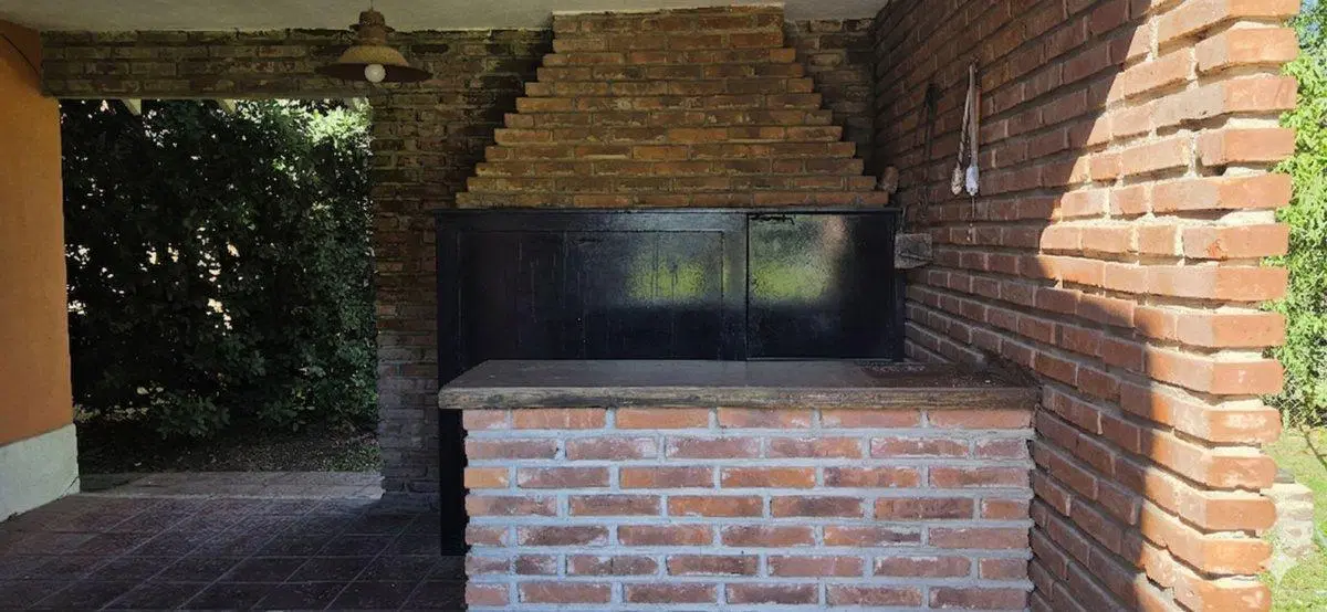 VENTA -HERMOSA CASA CON PARRILLA, PILETA Y JARDIN 3