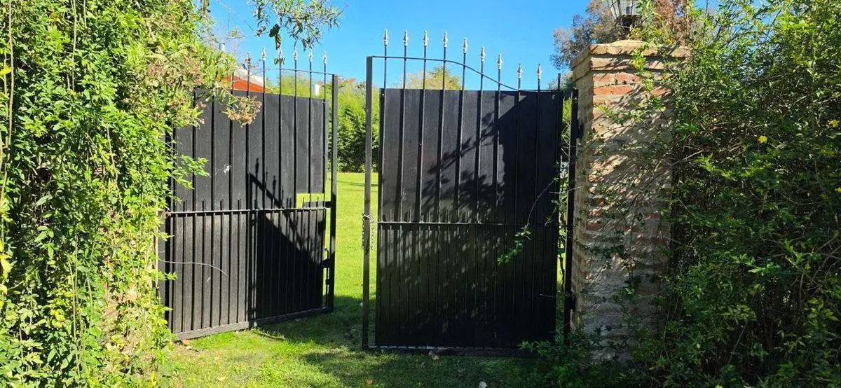 VENTA -HERMOSA CASA CON PARRILLA, PILETA Y JARDIN 2