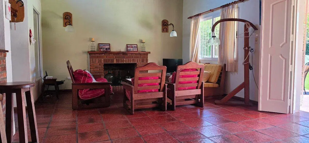 VENTA -HERMOSA CASA CON PARRILLA, PILETA Y JARDIN 4
