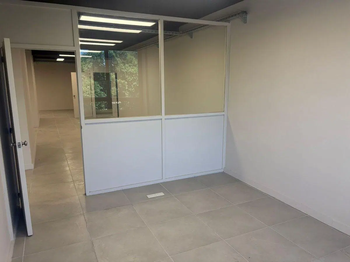 VENTA OFICINAS 200m2 REFACCIONADAS + 2 COCHERAS 4
