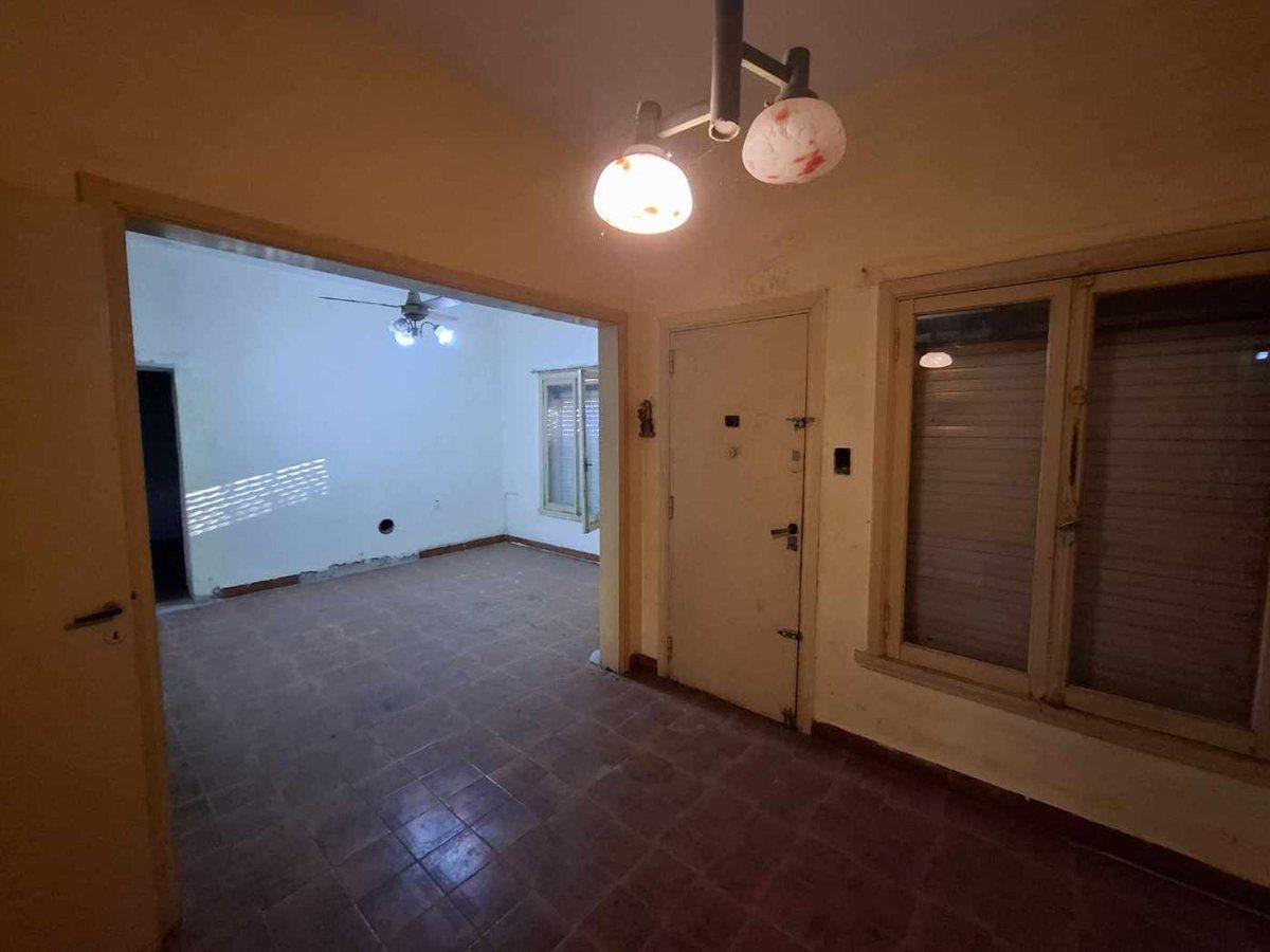 Foto de CASA EN VENTA CON JARDIN Y COCHERA - BERAZATEGUI, imagen 2
