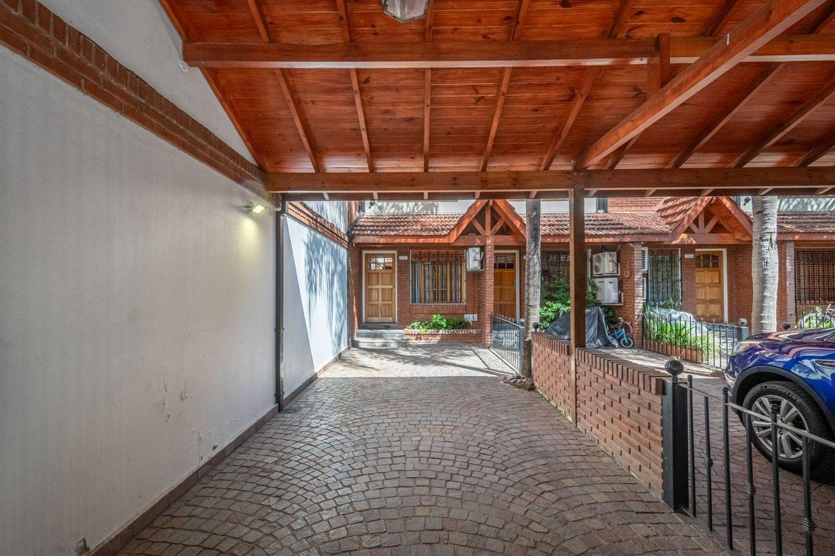 Foto de Venta casa triplex 5amb 2cocheras - Villa Urquiza, imagen 2