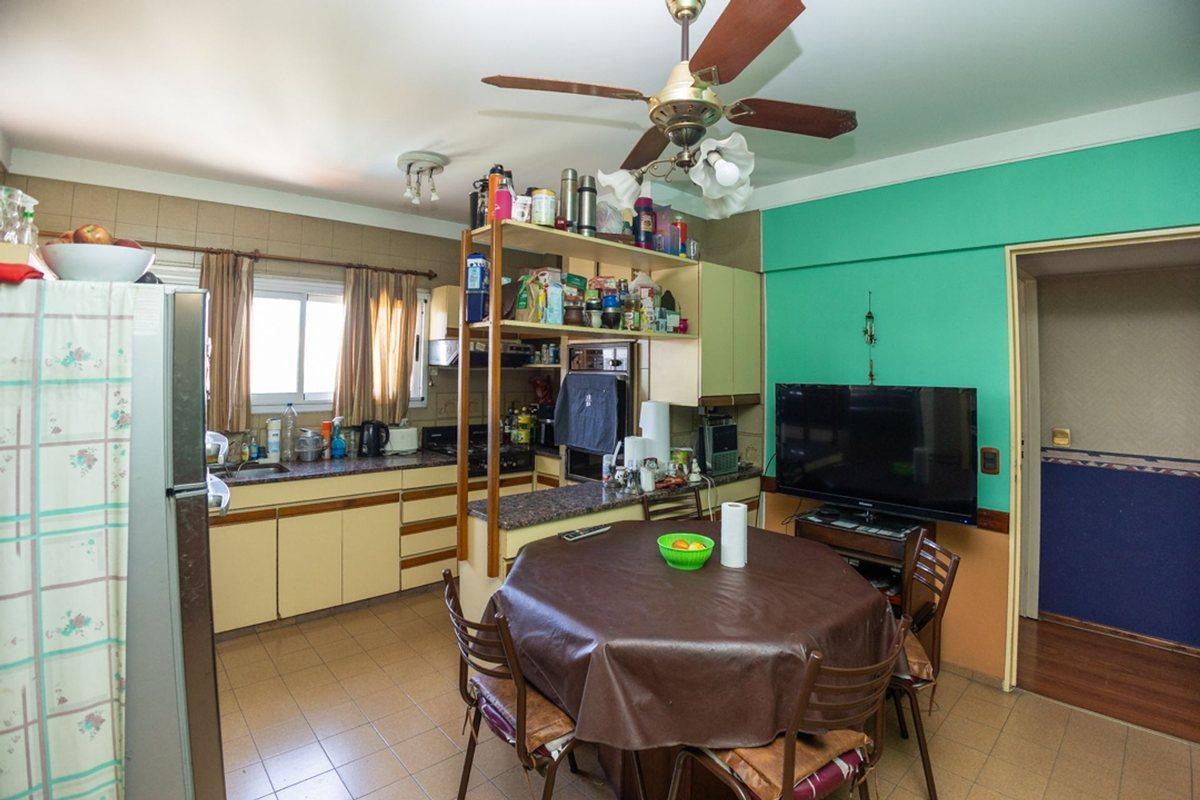 Foto de VENTA DEPARTAMENTO 4 AMBIENTES FLORES CON COCHERA, imagen 4