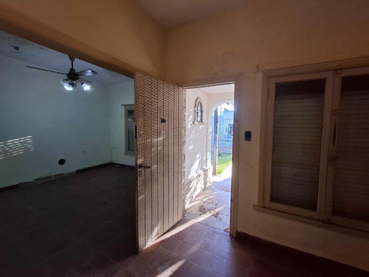 Foto de CASA EN VENTA CON JARDIN Y COCHERA - BERAZATEGUI, imagen 2