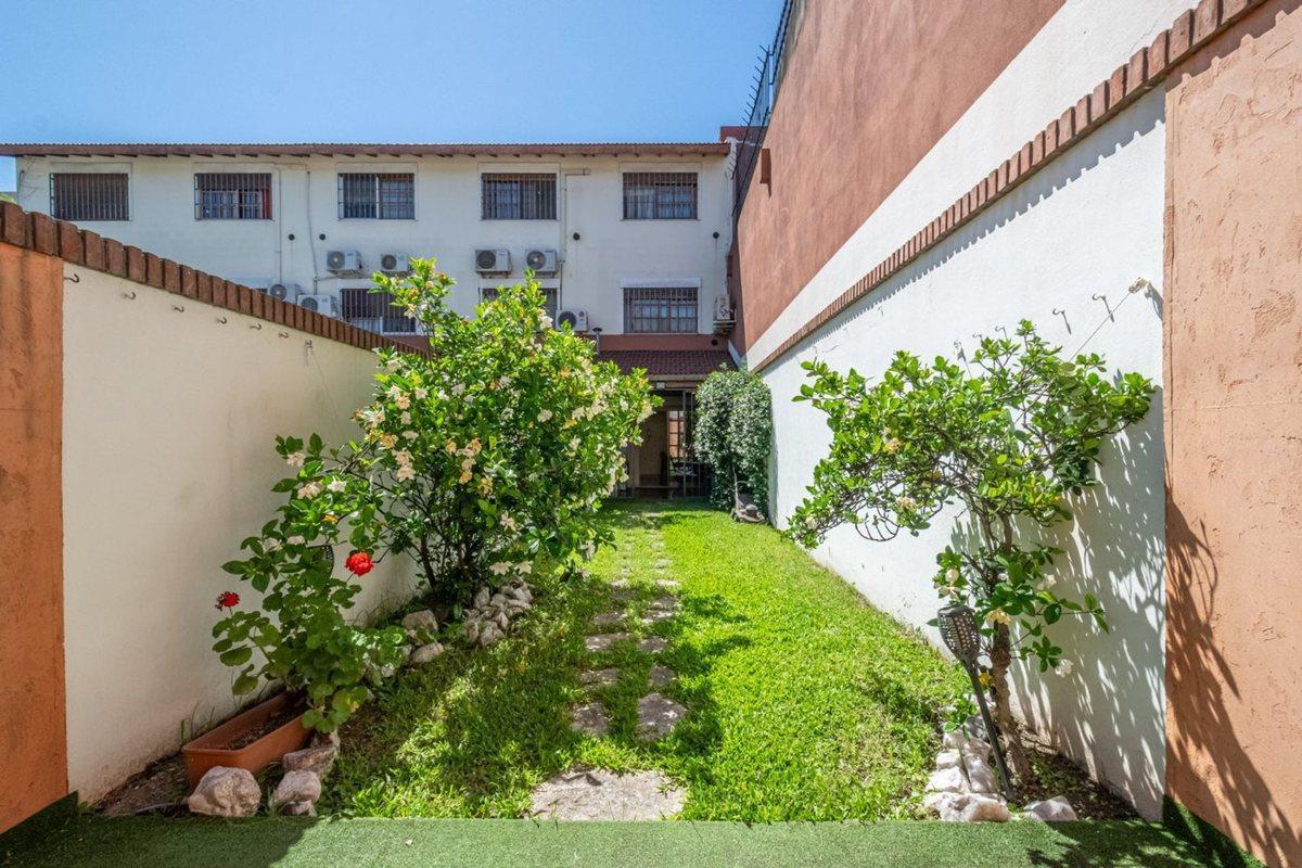 Foto de Venta casa triplex 5amb+2coch+Jardín - V. Urquiza, imagen 1