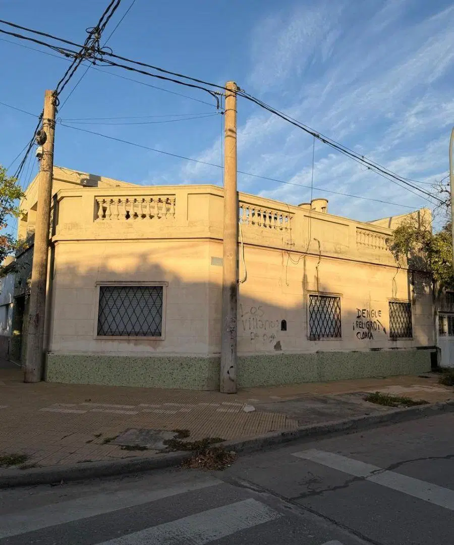 VENDO CASA ESQUINA 3 DORM C/QUINCHO Y TERRAZA B° PUEYRREDON 4