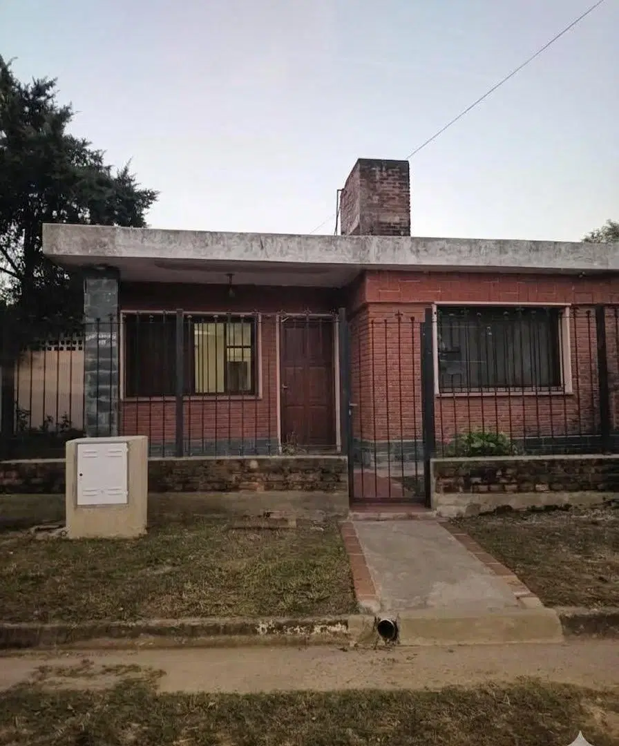VENDO CASA 2 DORM CON GRAN PARQUE VILLA ALLENDE EXC UBICACIÓN 1