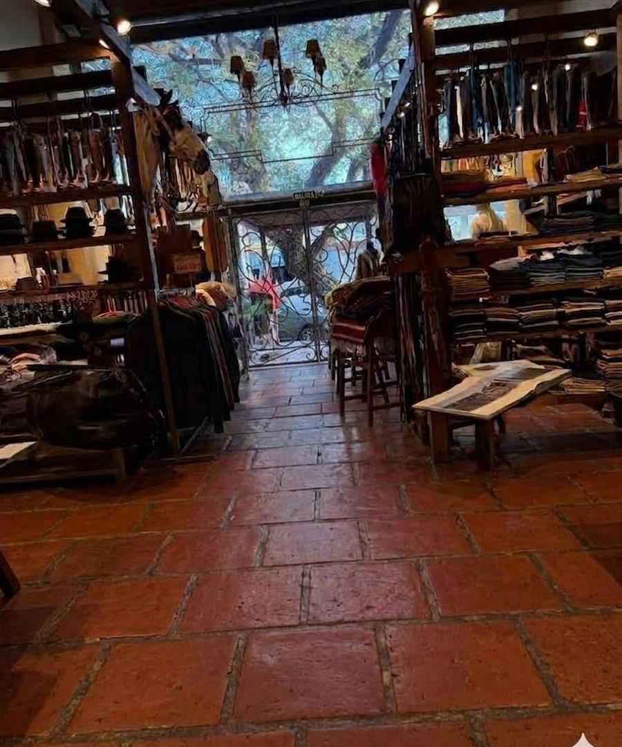 Foto de VENDO LOCAL COMERCIAL SOBRE RECTA MARTINOLLI EXCELENTE UBICACIÓN, imagen 2