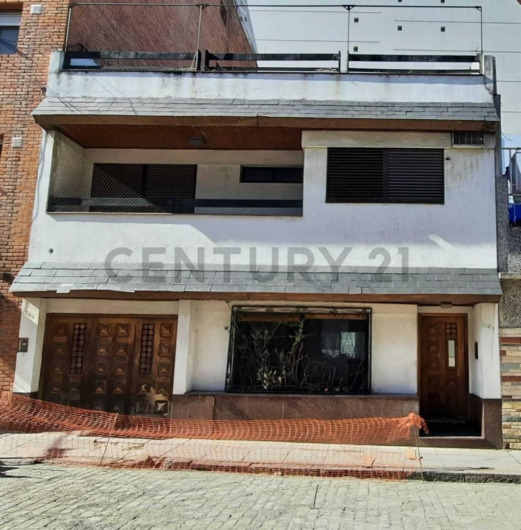 VENTA CASA  CON COCHERA 5 AMBIENTES  PATIO  TERRAZA CABALLITO SUR
