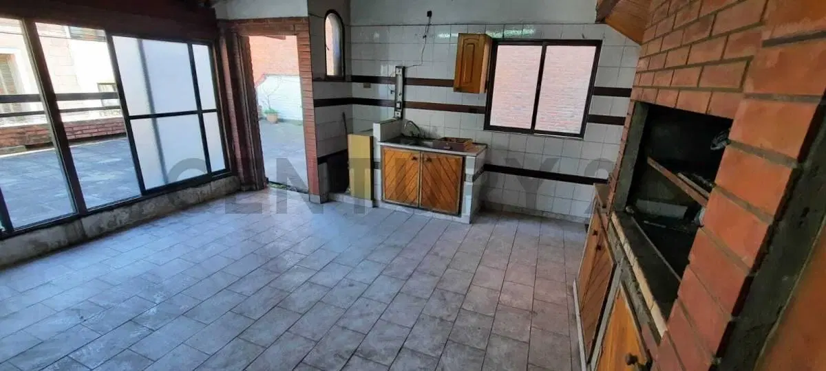VENTA CASA  CON COCHERA 5 AMBIENTES  PATIO  TERRAZA CABALLITO SUR 3