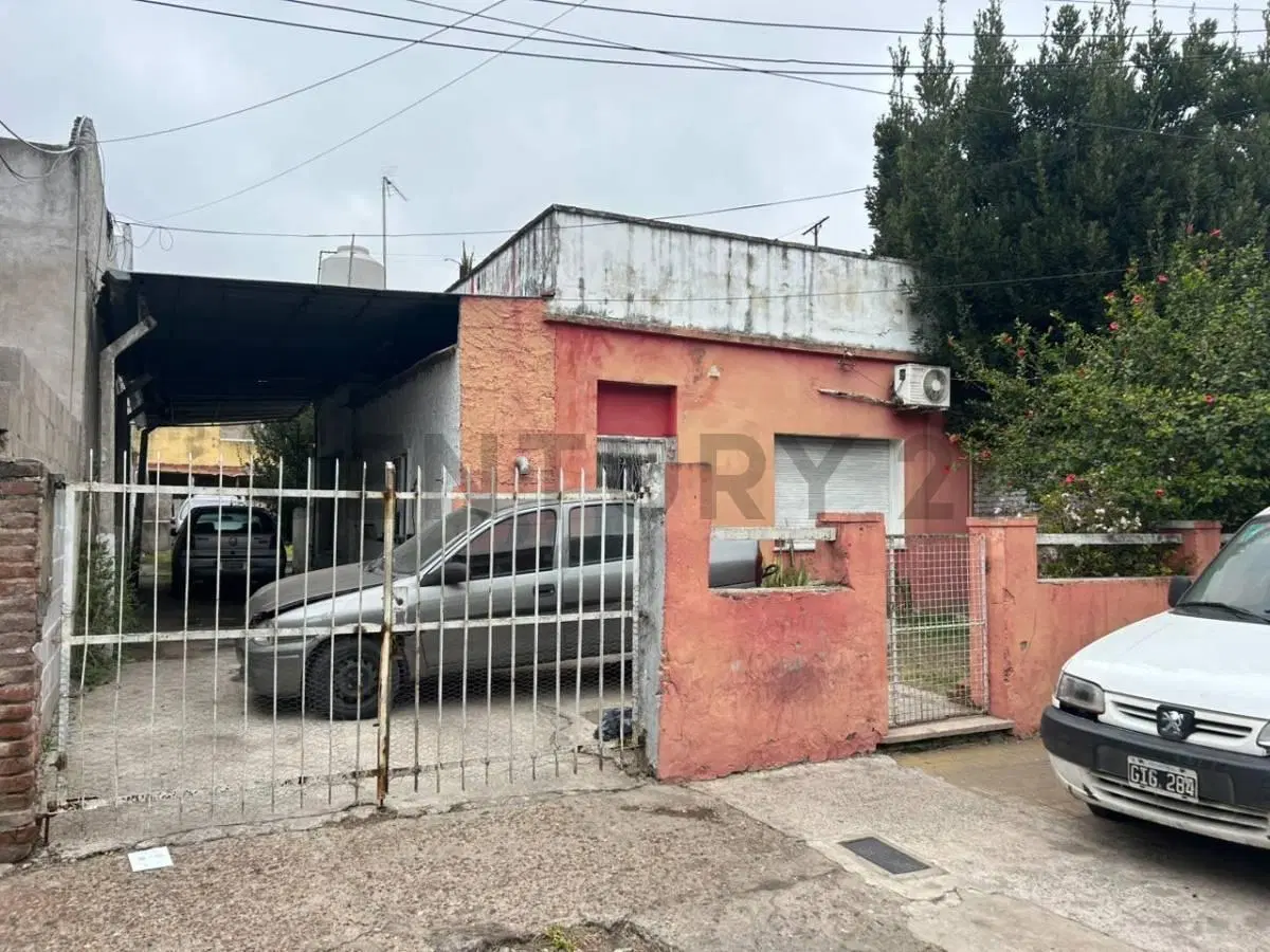 VENTA Lote 10 x 31 aprox. con casa y pileta 3