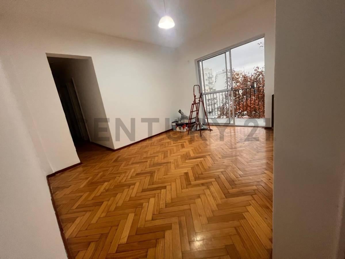 Alquiler departamento tres ambientes con balcón al frente