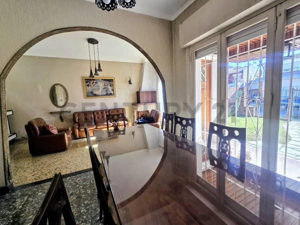 CASA CHALET 5 AMBIENTES GIGANTE!!!!! VILLA SARMIENTO  385 m2 MUUUY LUMINOSA!!! 4
