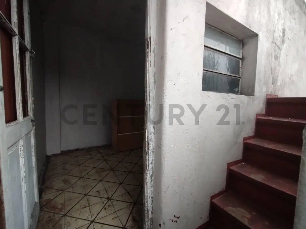 VENTA DE CASA DE 5 AMBIENTES CON COCHERA, TERRAZA Y AMPLIO QUINCHO 4