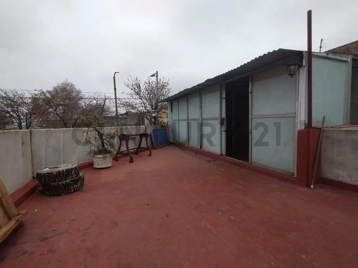 VENTA DE CASA DE 5 AMBIENTES CON COCHERA, TERRAZA Y AMPLIO QUINCHO 3