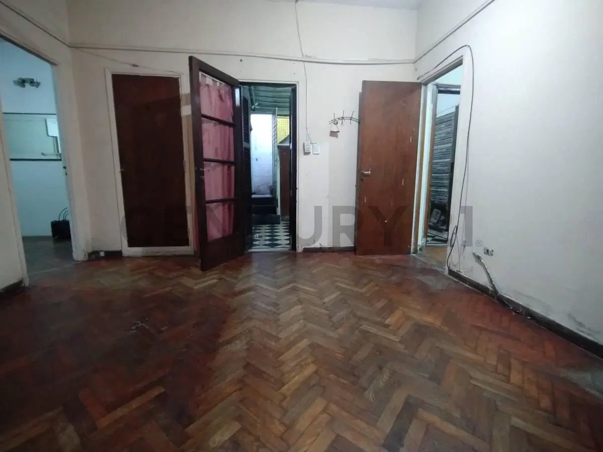 VENTA DE CASA DE 5 AMBIENTES CON COCHERA, TERRAZA Y AMPLIO QUINCHO 2