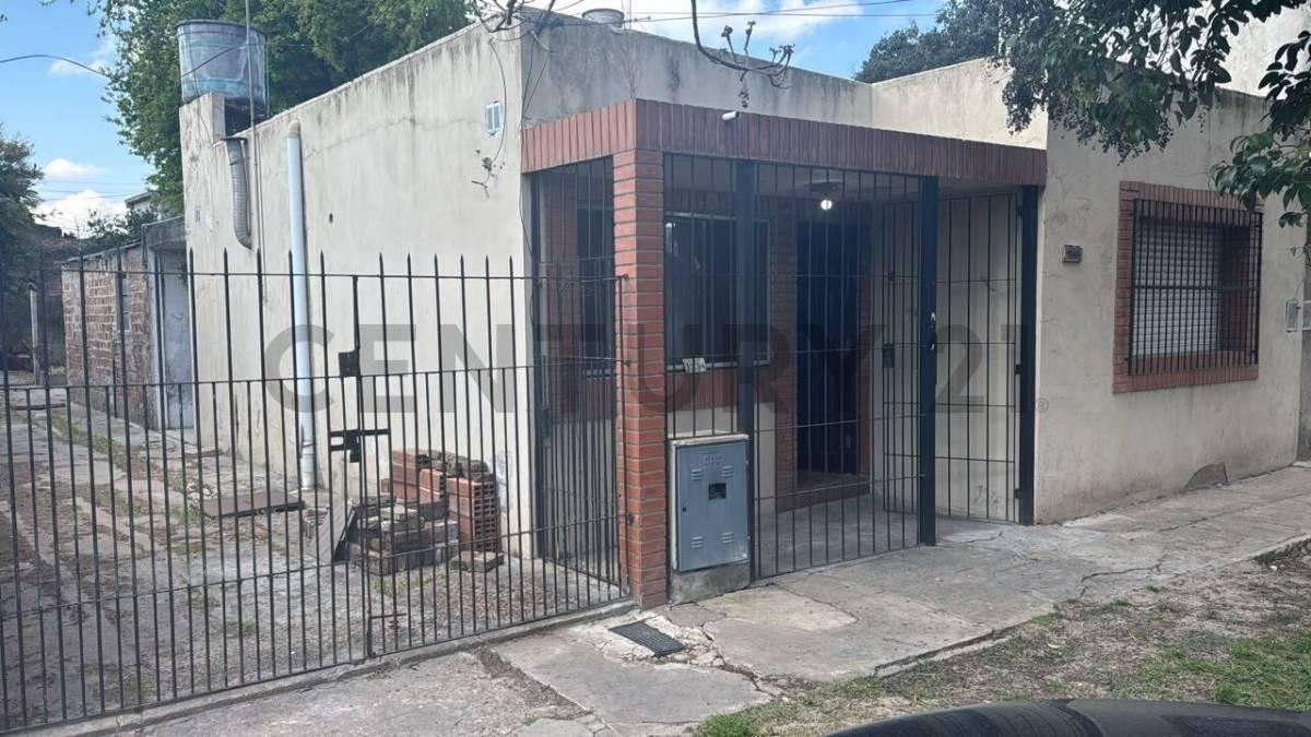Foto de CASA 3 AMBIENTES SOBRE AV.VERGARA-BERAZATEGUI, LOTE DE 300 M2, imagen 1