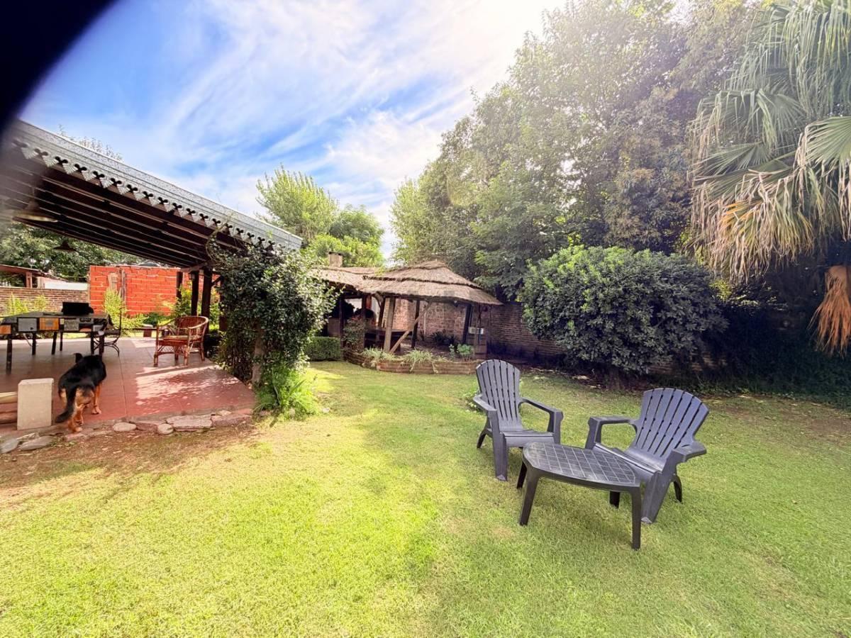 Foto de CASA DE 3 AMBIENTES- PARQUE 2000 mts - PISCINA Y GALERÍA – PASO DEL REY, imagen 3