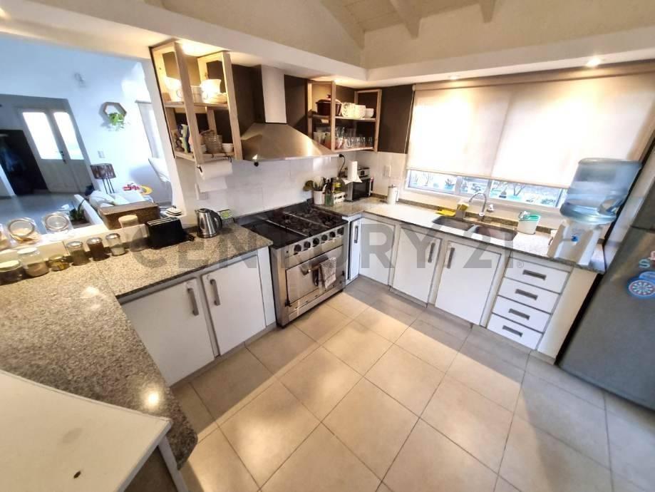 Foto de VENTA Casa 5 Ambientes en Moreno Norte con Pileta, Quincho y Cochera, imagen 2