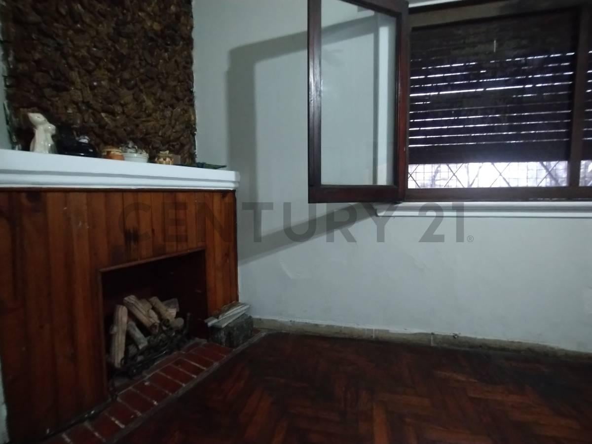 Foto de CASA DE 5 AMB. COCHERA/TERRAZA-PERMITE EDIFICAR HASTA 3 PISOS!!!, imagen 4