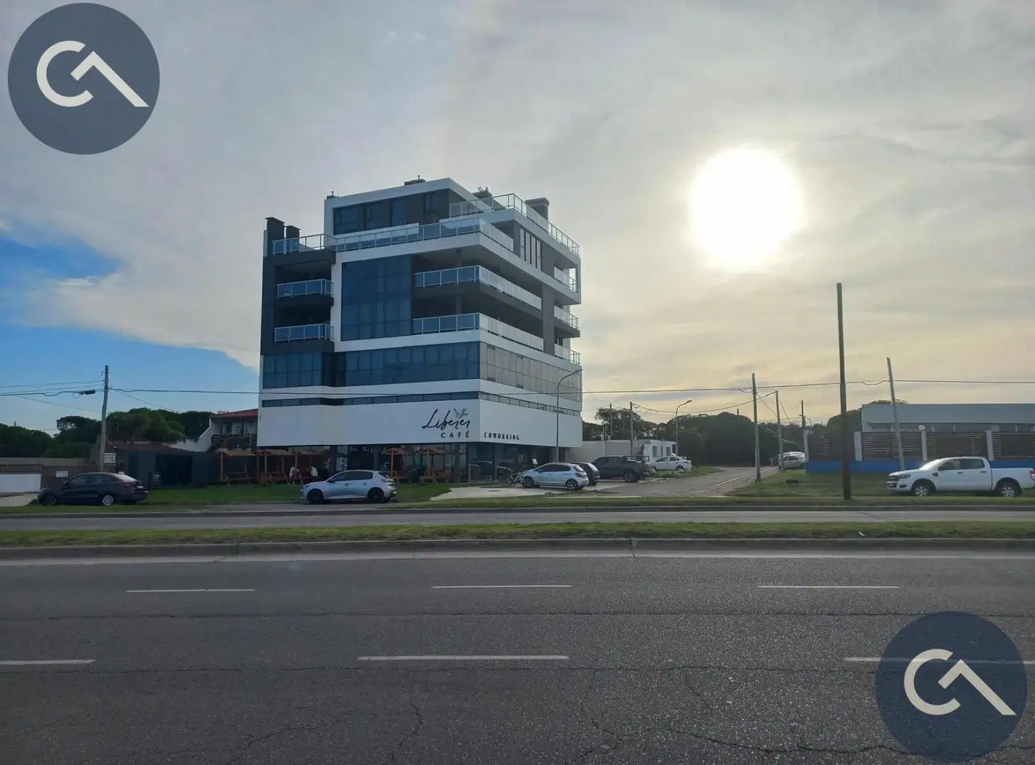 Av. Félix U. Camet 3585 1