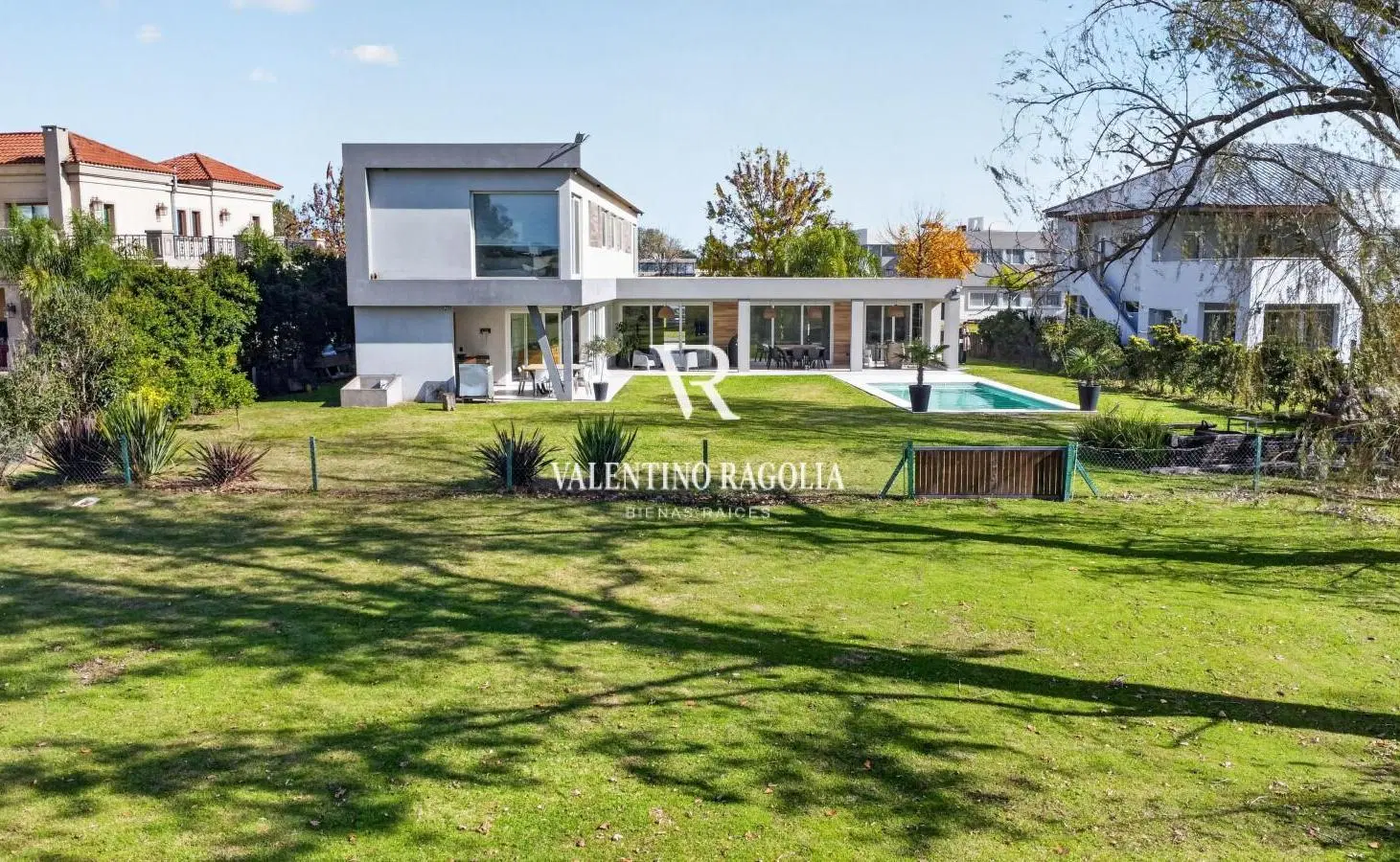 Venta casa 7 ambientes con fondo verde en Terravista 4