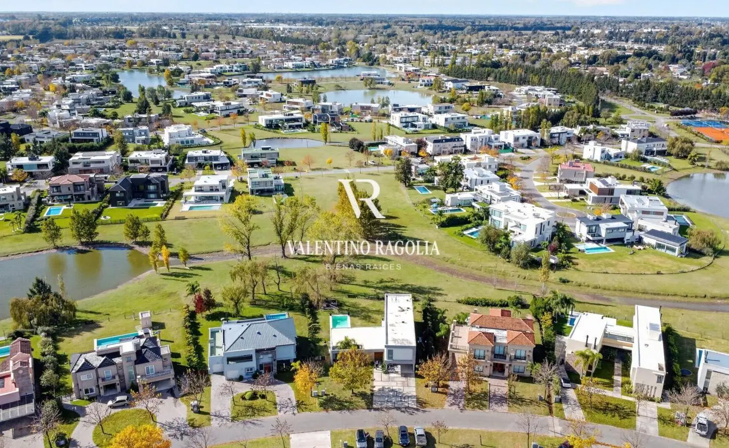 Venta casa 7 ambientes con fondo verde en Terravista 5