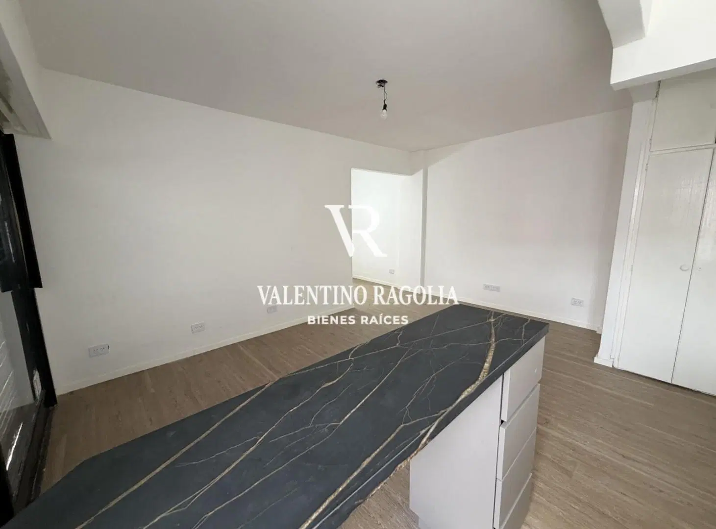 Venta departamento 3 ambientes totalmente refaccionado en Ciudad Jardín 5