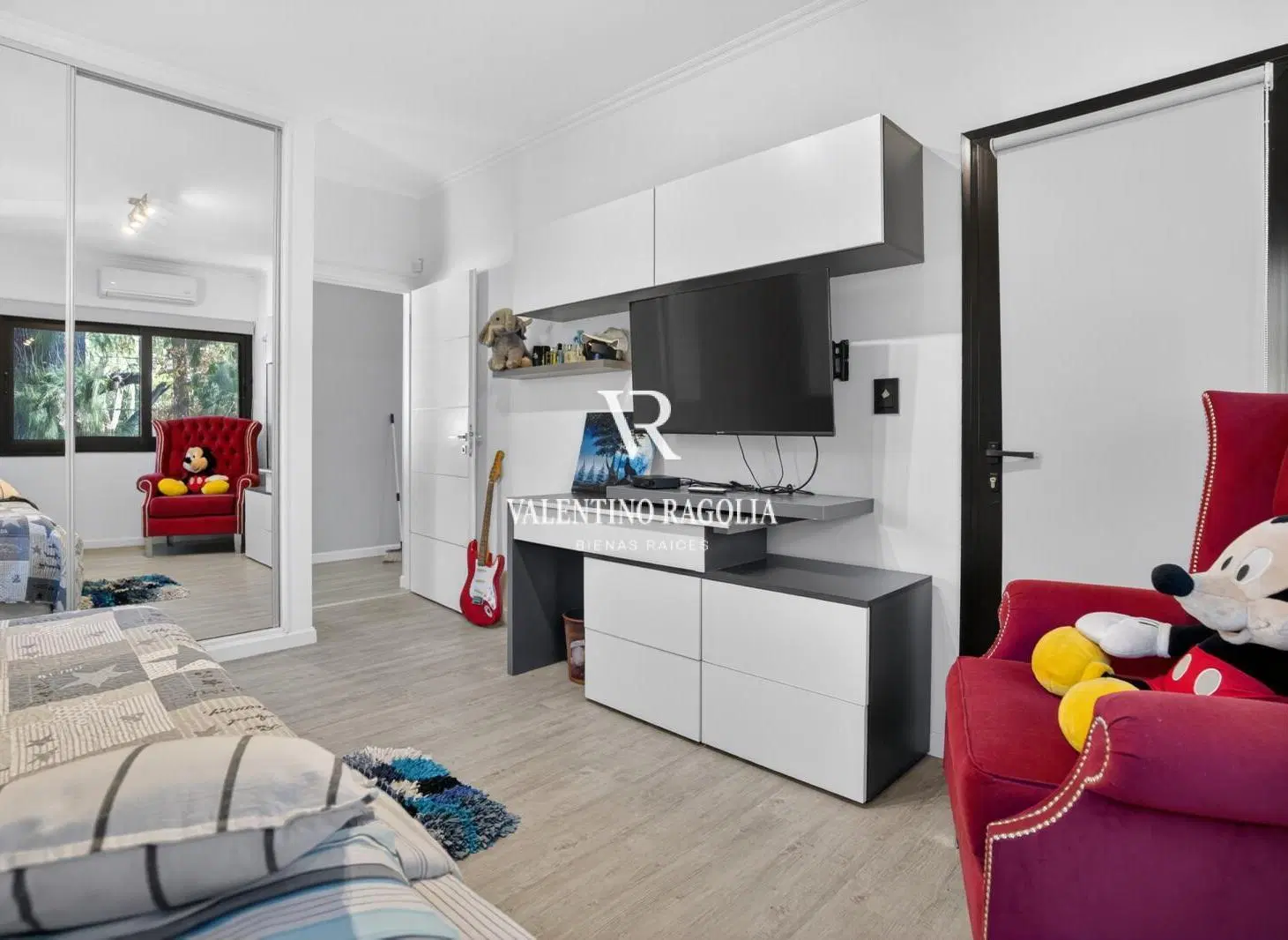Venta casa 8 ambientes en Parque Leloir 4