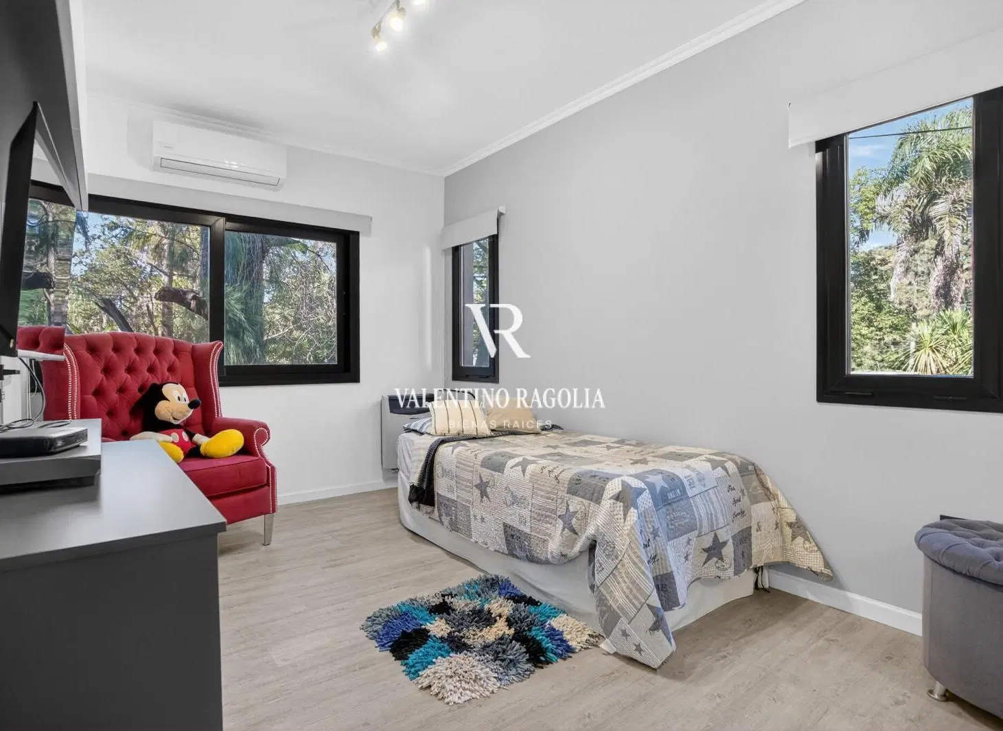 Venta casa 8 ambientes en Parque Leloir 5