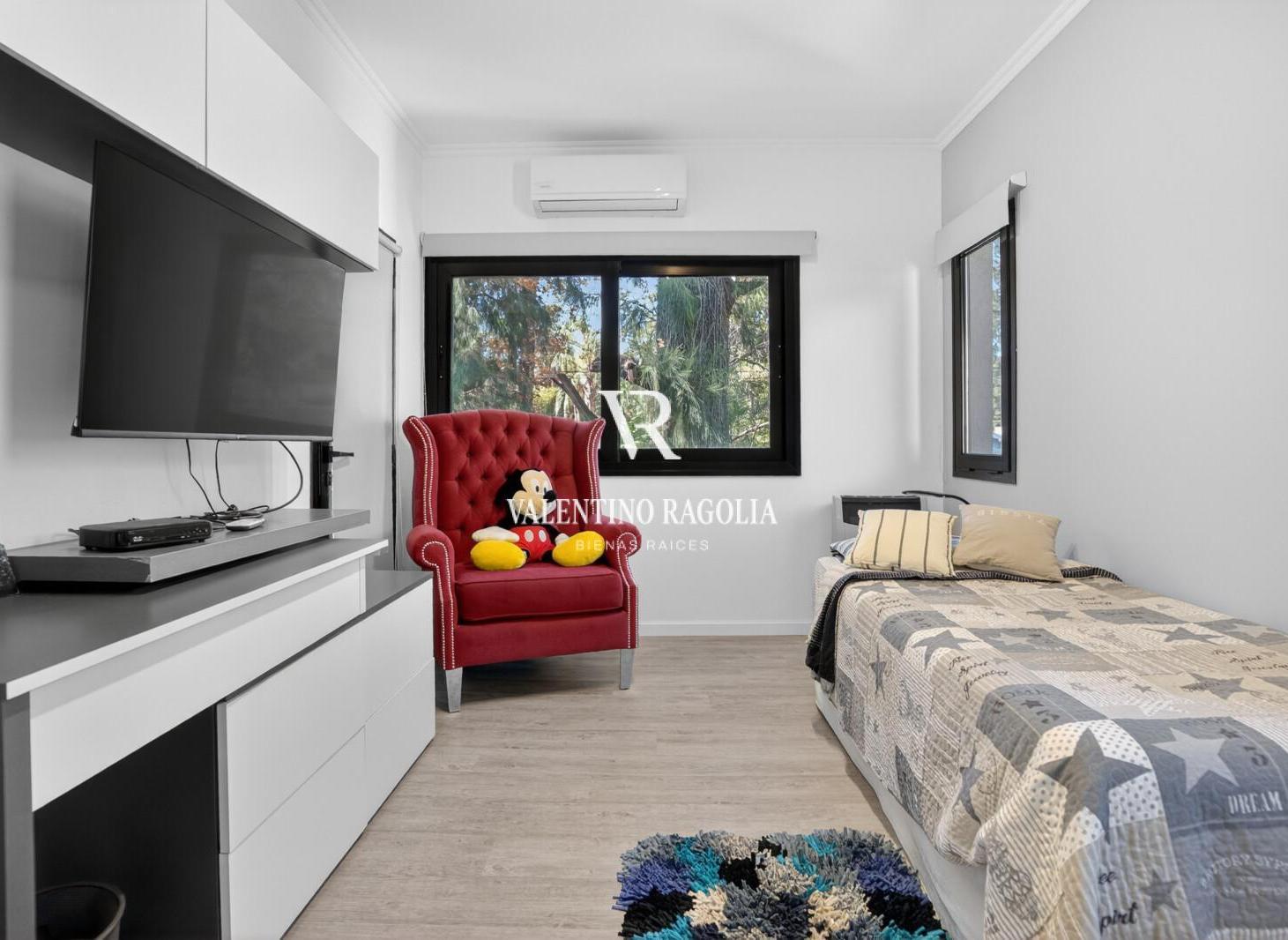 Foto de Venta casa 8 ambientes en Parque Leloir, imagen 2
