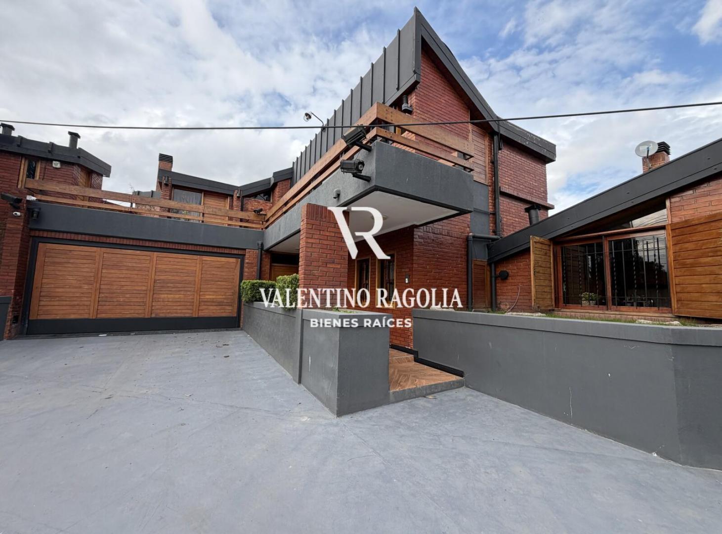 Foto de Venta Casa con Piscina en Castelar, imagen 1