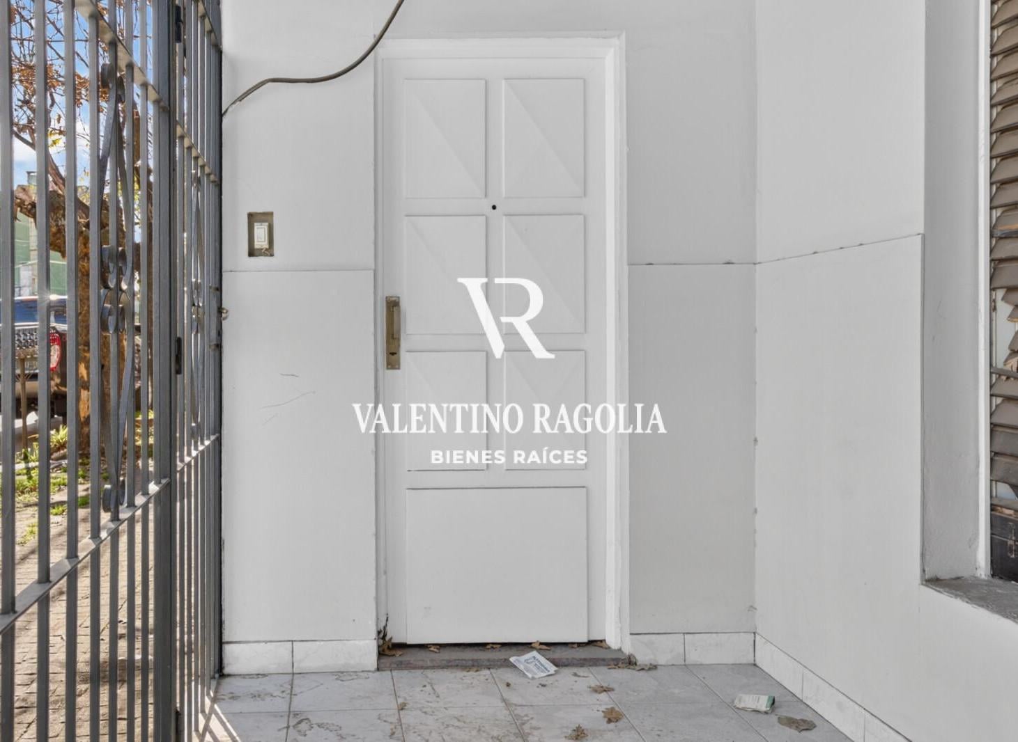 Foto de Venta Casa 4 Ambientes con Parque, Pileta y Quincho en Ituzaingó, imagen 4