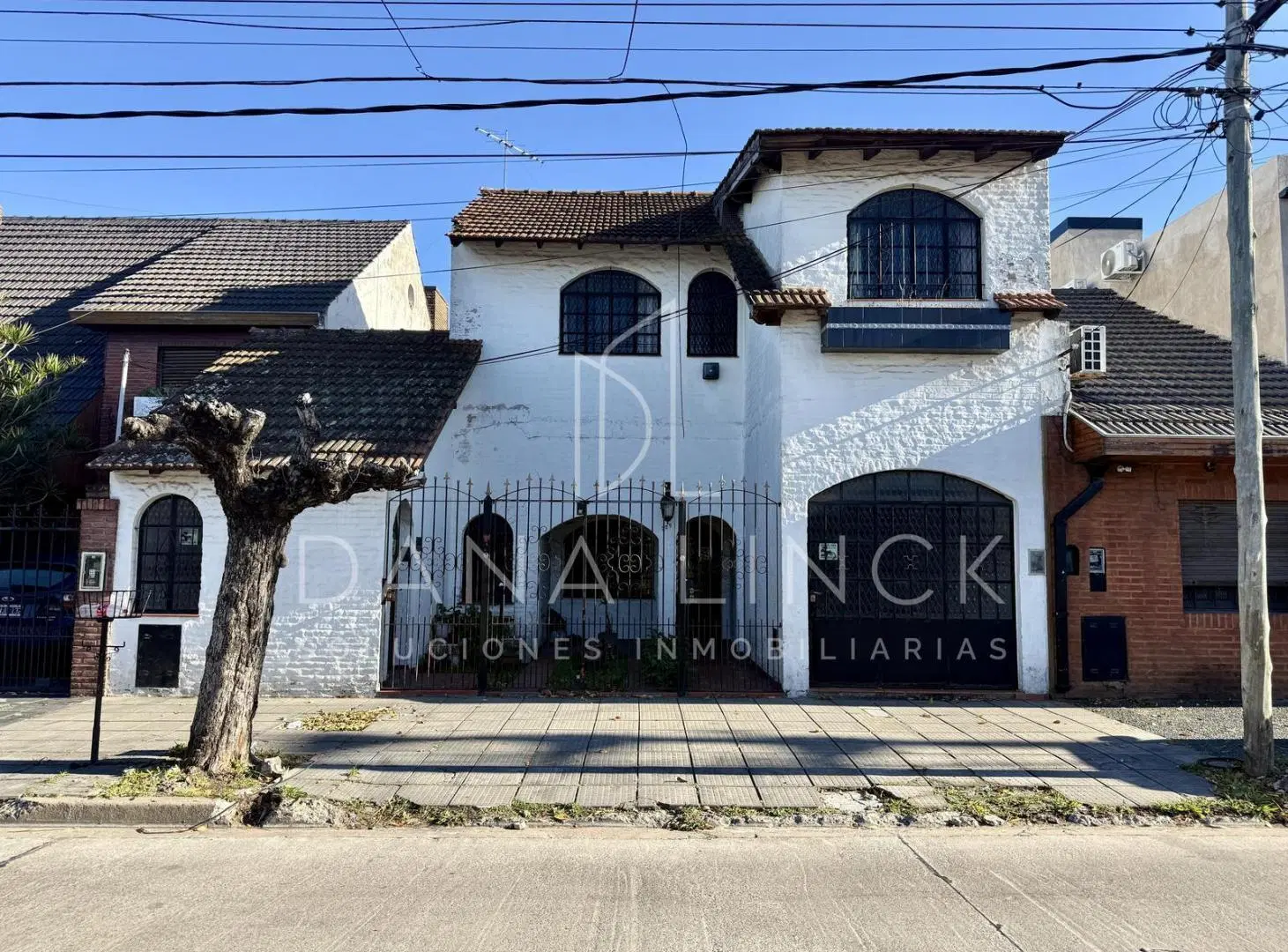 VENTA CASA 7 AMBIENTES CON COCHERA Y JARIN A REFACCIONAR MORON 4