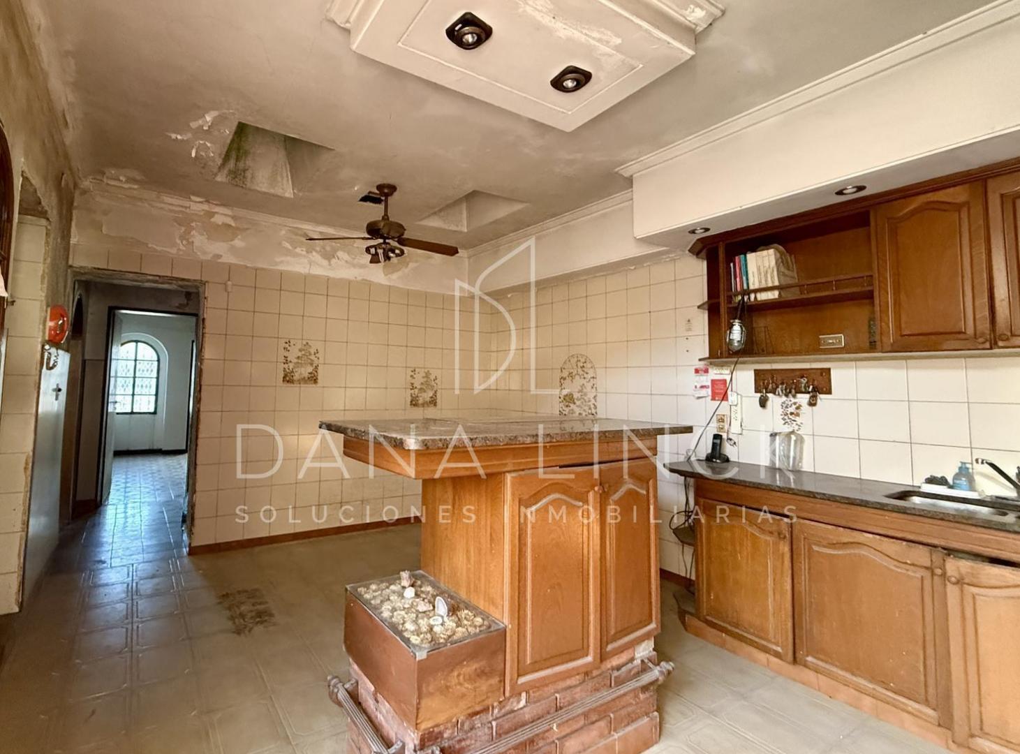 Foto de VENTA CASA 7 AMBIENTES CON COCHERA Y JARIN A REFACCIONAR MORON, imagen 2