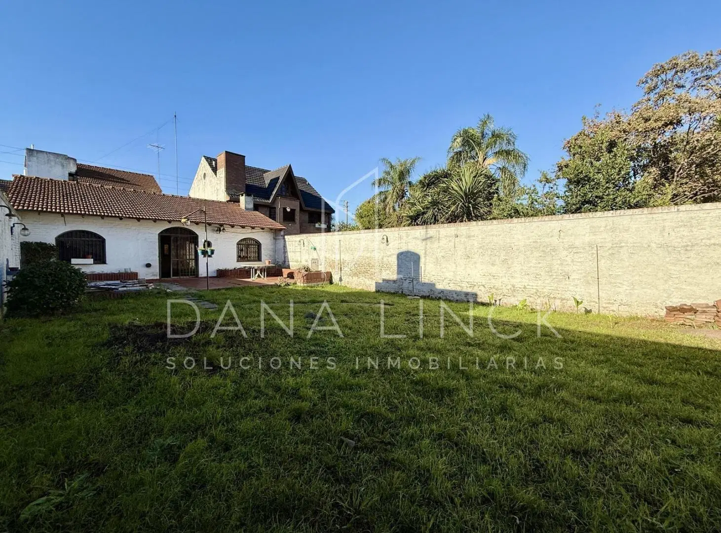 VENTA CASA 7 AMBIENTES CON COCHERA Y JARIN A REFACCIONAR MORON 3