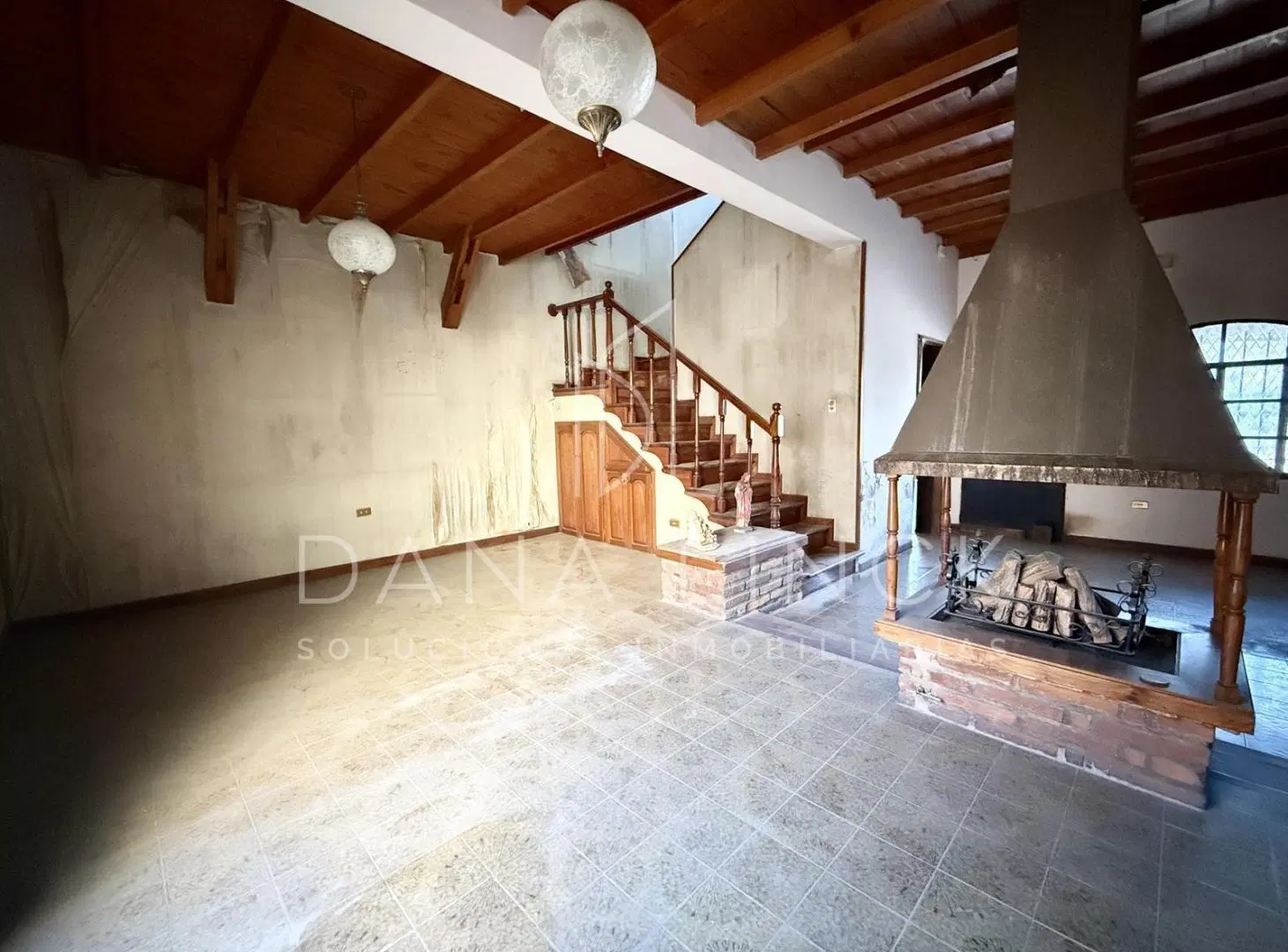 VENTA CASA 7 AMBIENTES CON COCHERA Y JARIN A REFACCIONAR MORON 5