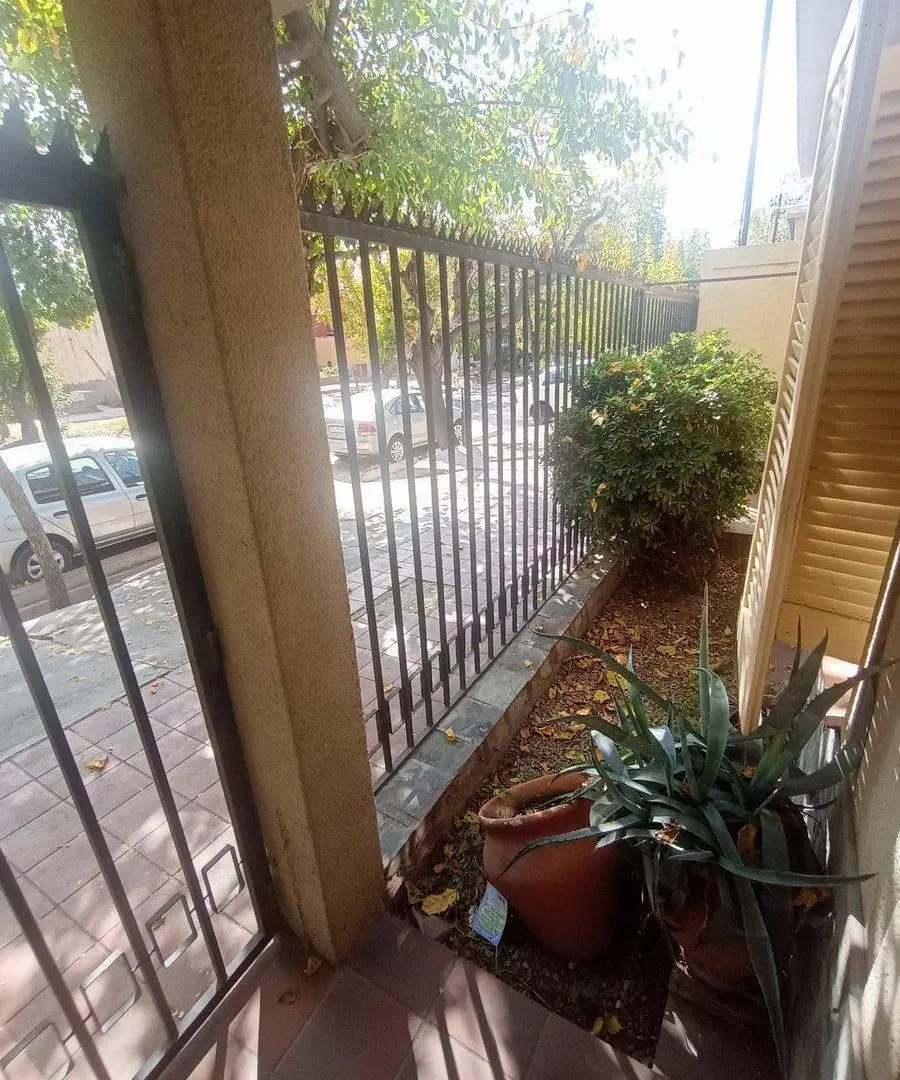 Vende casa calle Cobos Dorrego 3 hab cochera patio 4