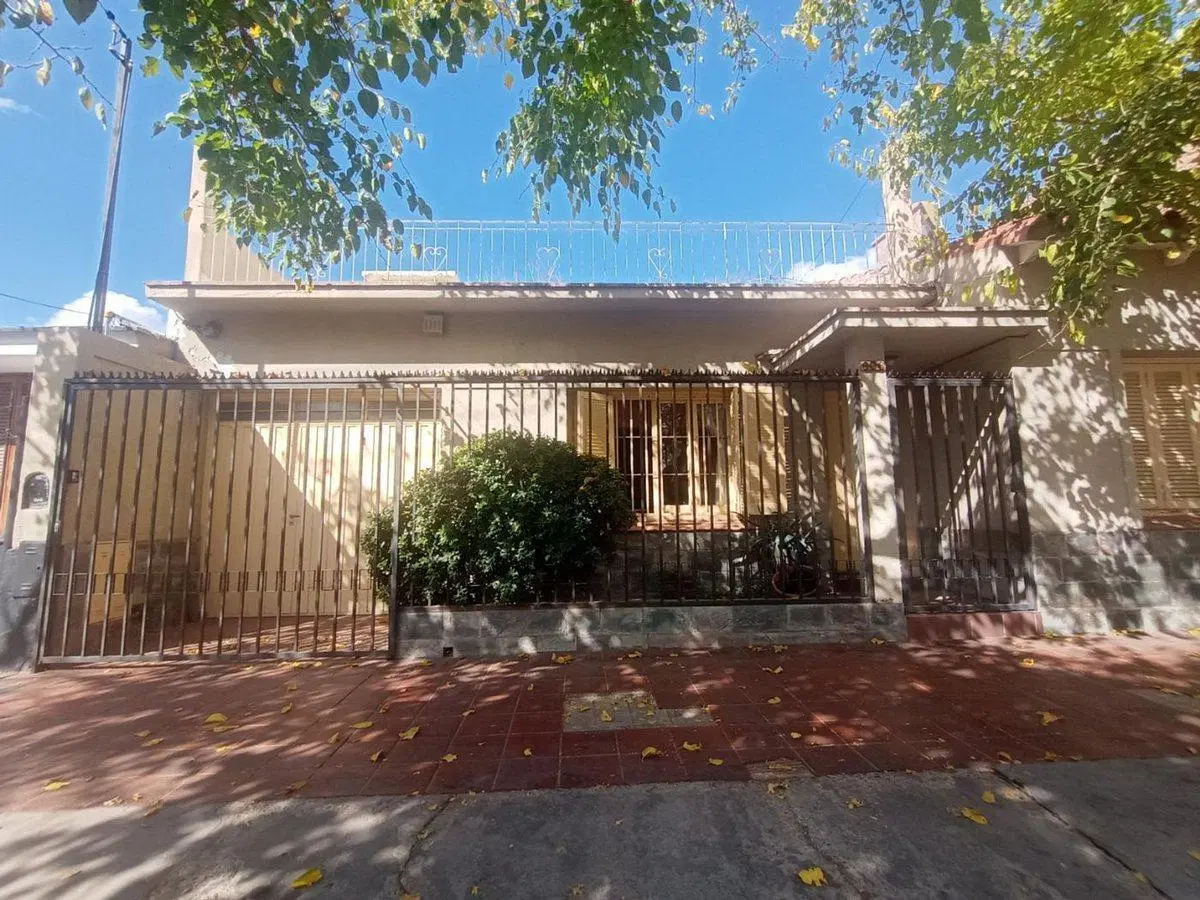 Vende casa calle Cobos Dorrego 3 hab cochera patio 2
